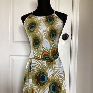 Beach set with versatile top in peacock print